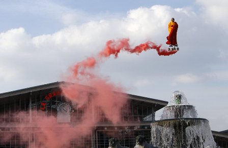 中国艺术家巴黎变身得道高僧 脚踩红烟上演“悬空”秀