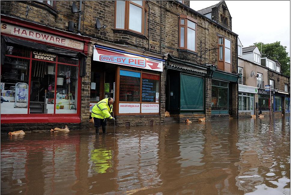 英国北部强降雨致数百栋房屋被淹 近百地区拉响洪水警报