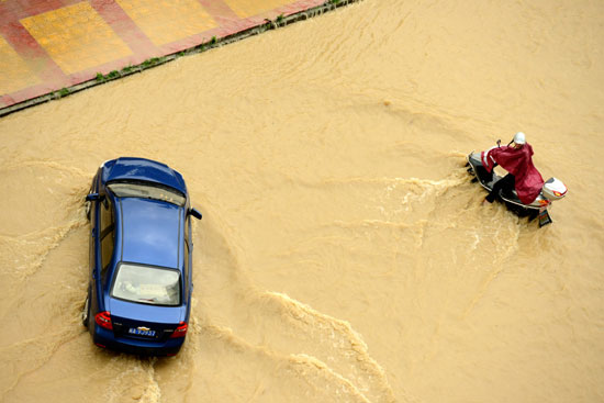 罕见暴雨突袭福建福清三小时 城区被淹成泽国