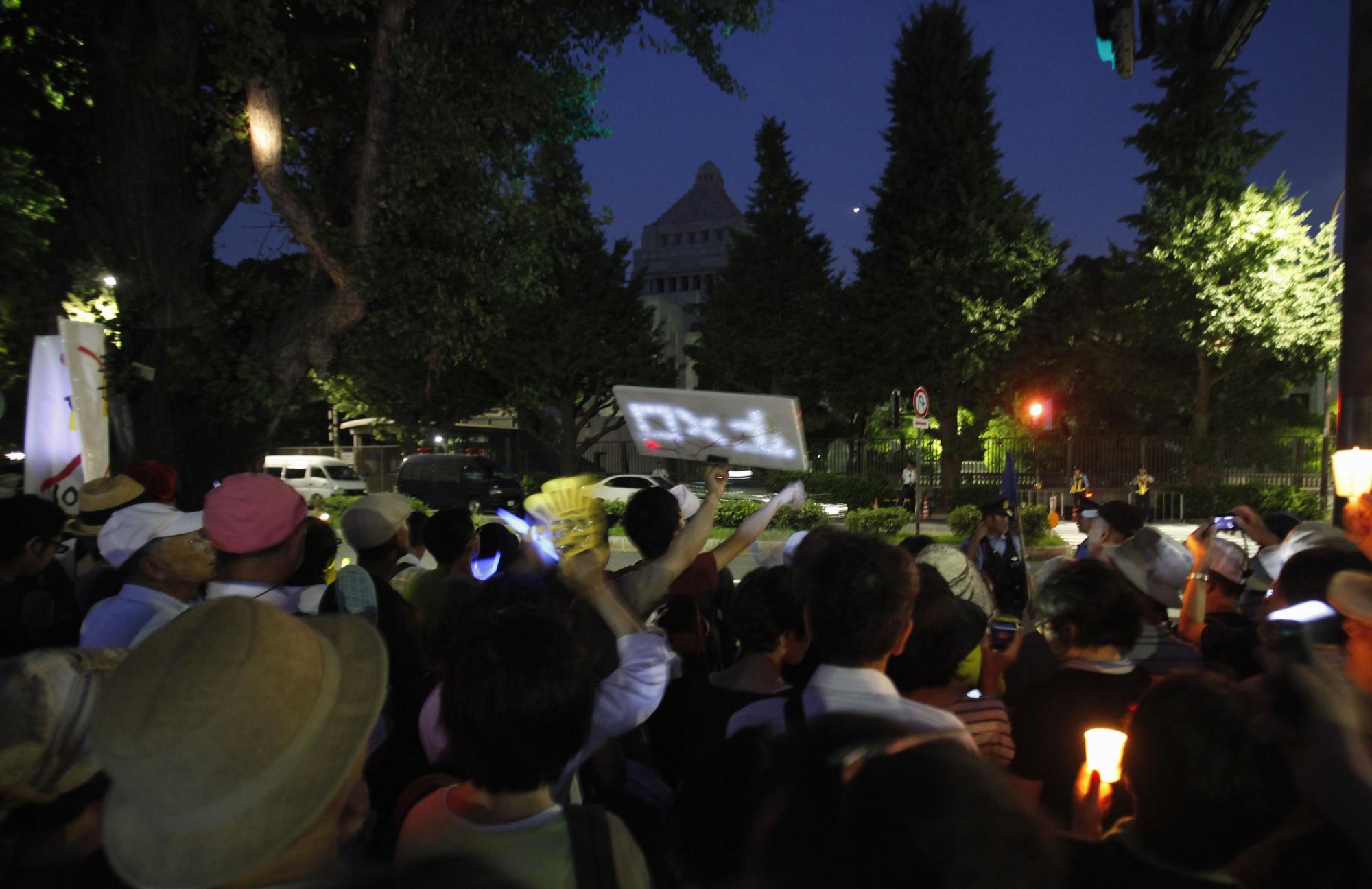 东京上演万人烛光反核游行 内阁犯难绿党诞生