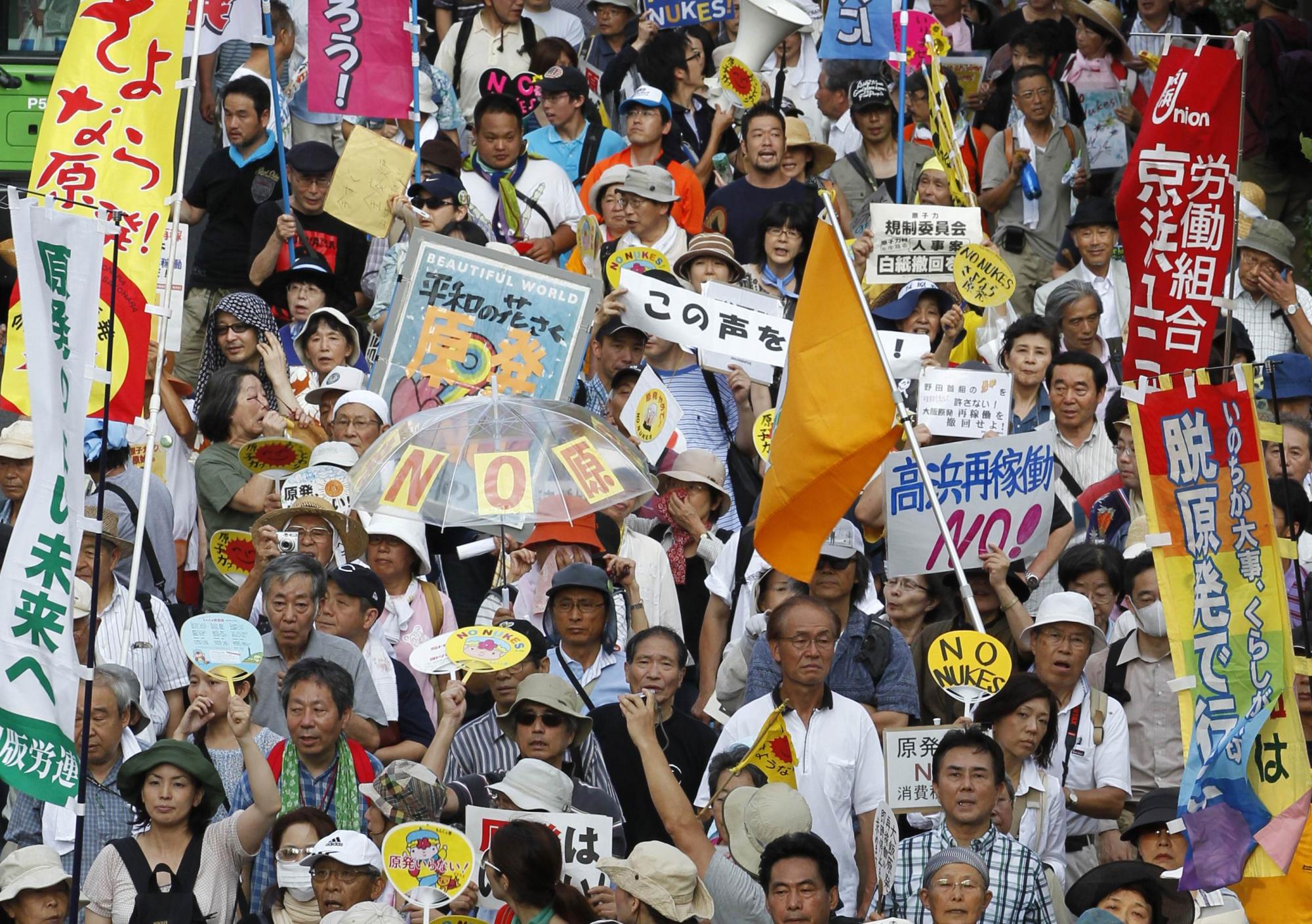 东京上演万人烛光反核游行 内阁犯难绿党诞生