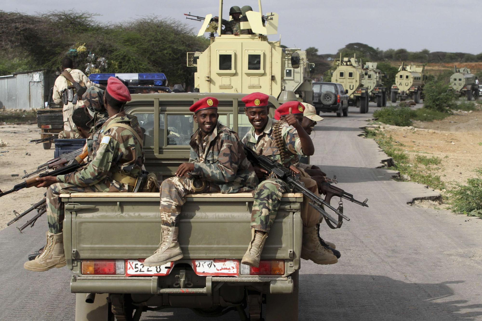索马里制宪会议通过新宪法 自杀式袭击者试图在现场制造爆炸