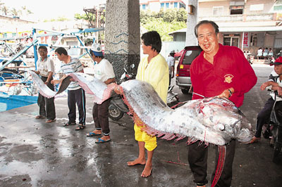 花莲11人捕获4米长地震鱼 重59千克