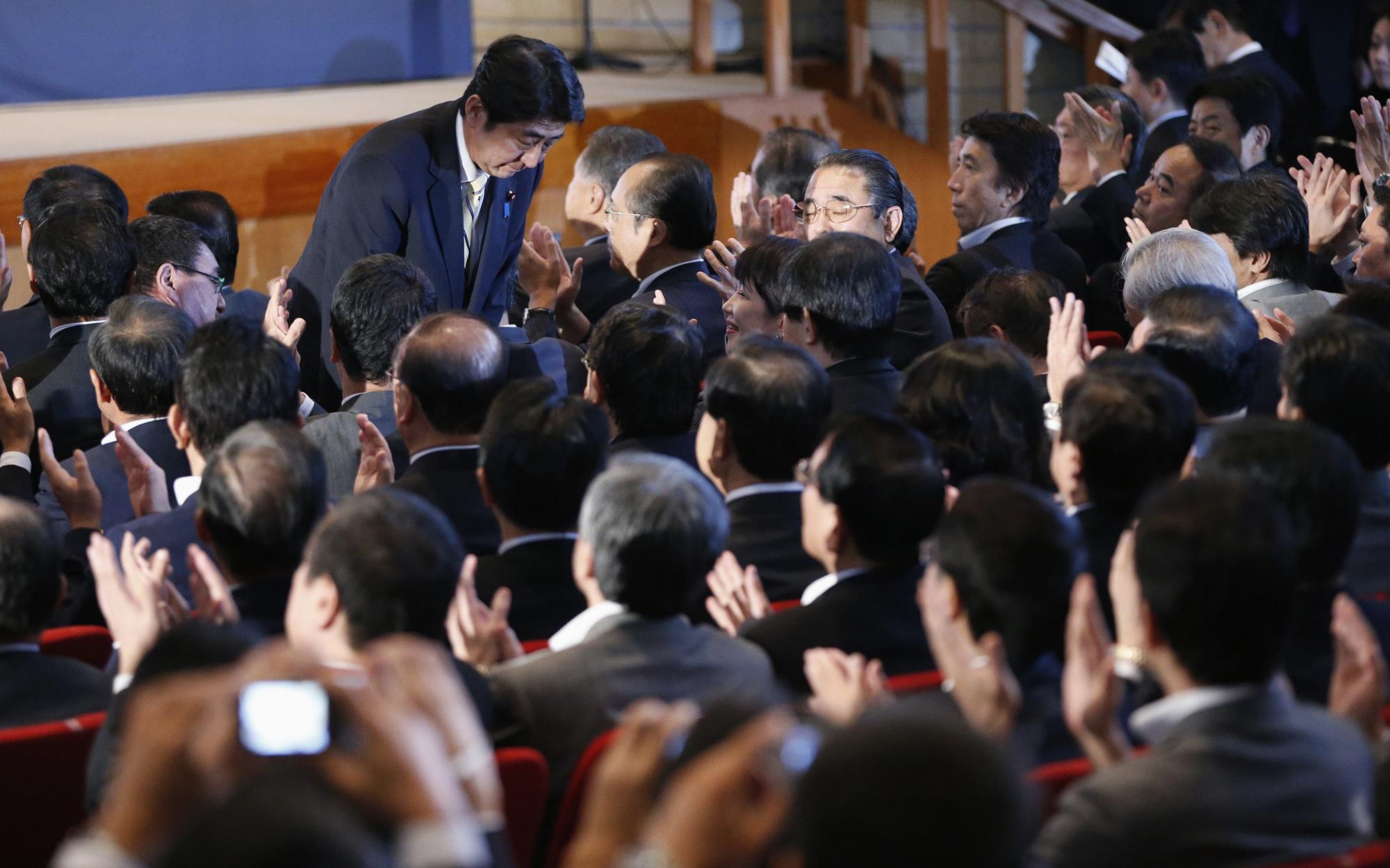 安倍晋三当选日本自民党总裁 领土争端等问题对华强硬