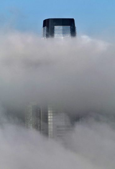 图：纽约浓雾中化身空中之城 自由女神分外神秘