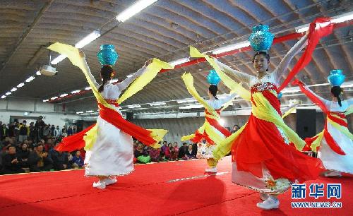 延坪岛炮击两周年:延坪岛地下防空洞里举行演出