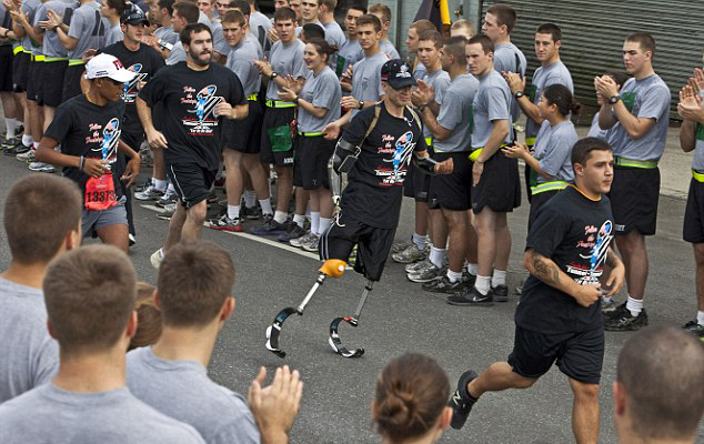 美大兵成功接受双臂移植手术 失去四肢顽强生存事迹鼓舞众人