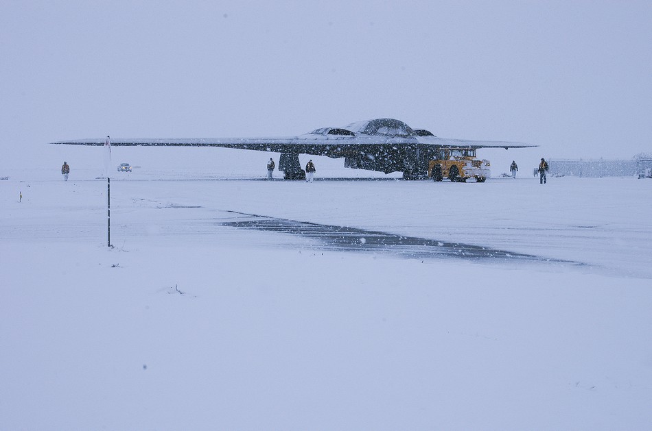 美军最昂贵隐形战机大雪天屋外挨冻