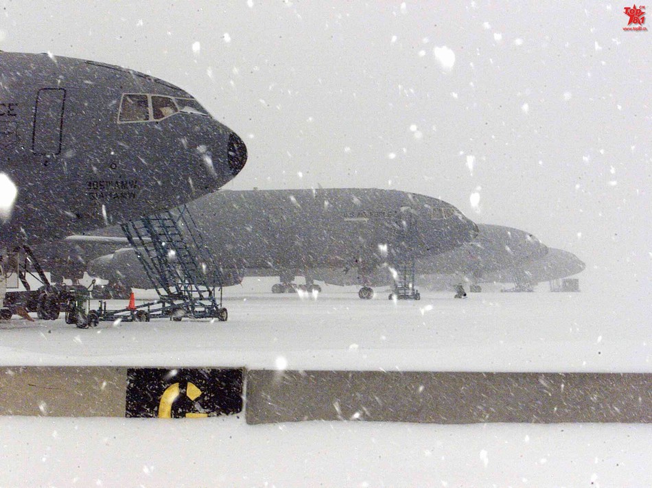 美军最昂贵隐形战机大雪天屋外挨冻