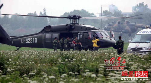 [组图]曝光大地震中的空中救援部队