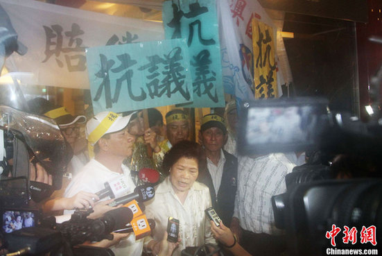 台湾数百渔民冒雨在台北马尼拉办事处前集会抗议