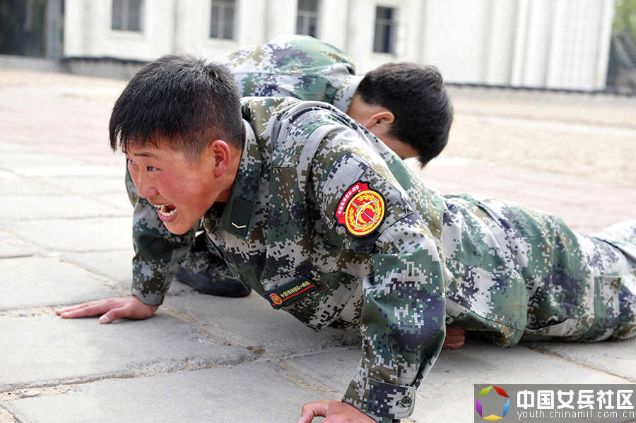 战场上没女人：女特种兵像男兵一样严酷训练