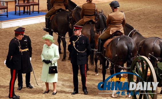 英女王慰问伦敦遭袭士兵所在军营 检阅皇家炮兵部队