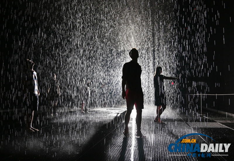 “雨”中玩乐却不湿身 美国人高温中体验神奇“雨屋”