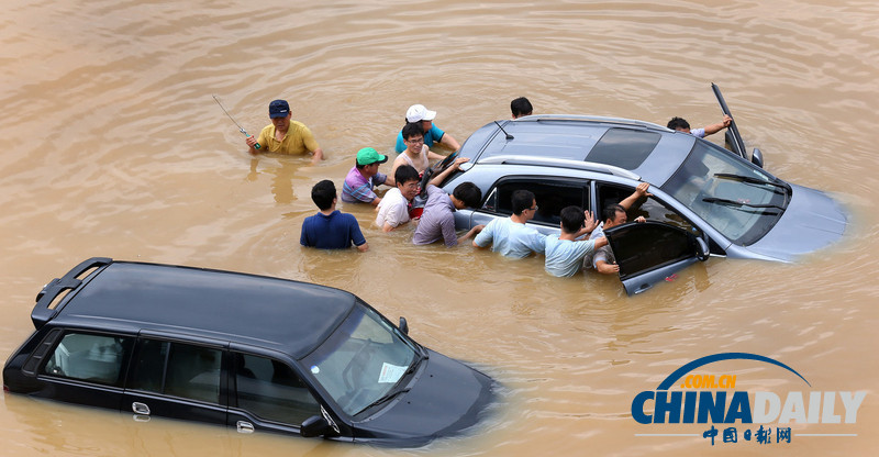 高清组图：韩国首尔连日暴雨侵袭市民生活受影响