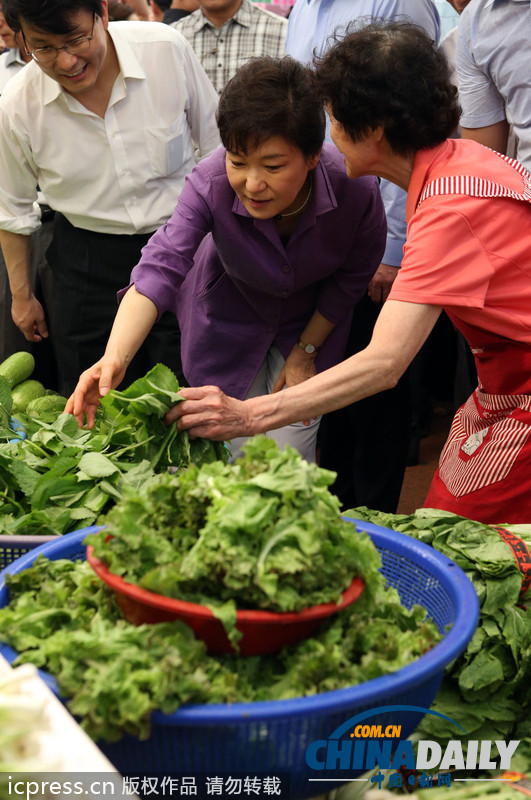 朴槿惠走进菜场询问最新菜价 关心民众生活（组图）