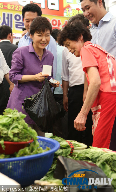 朴槿惠走进菜场询问最新菜价 关心民众生活（组图）