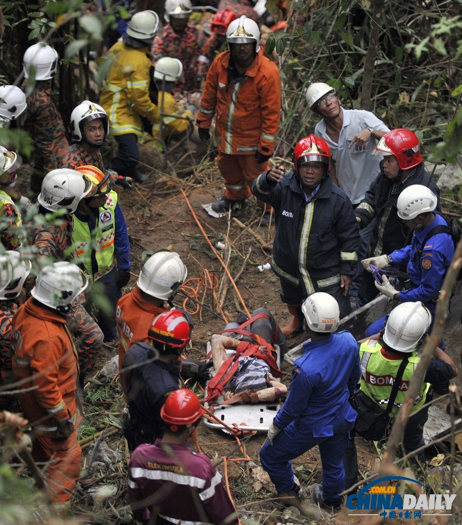 马来西亚公交车坠崖已致33人死亡 其中24名华人（高清组图）