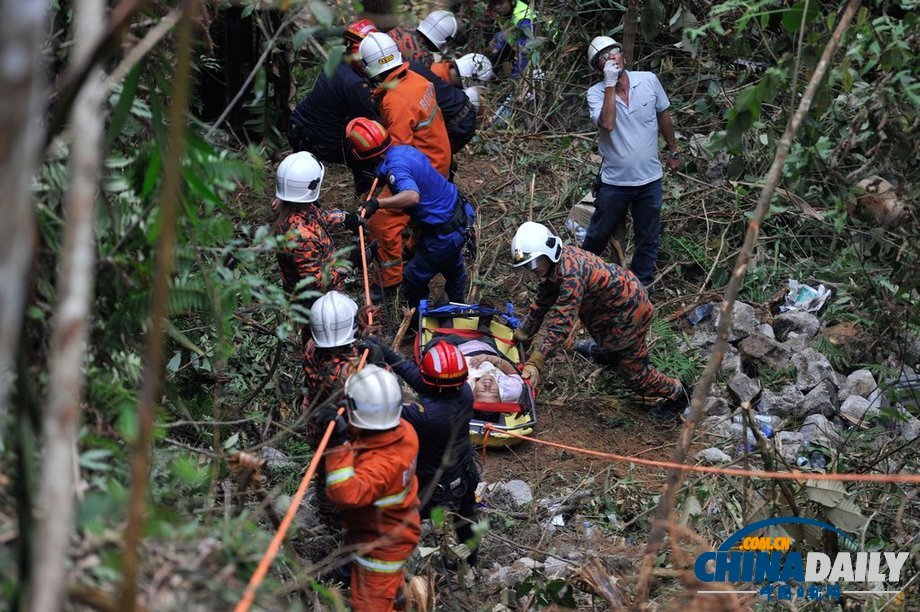 马来西亚公交车坠崖已致33人死亡 其中24名华人（高清组图）