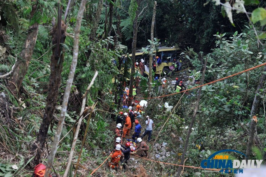 马来西亚公交车坠崖已致33人死亡 其中24名华人（高清组图）