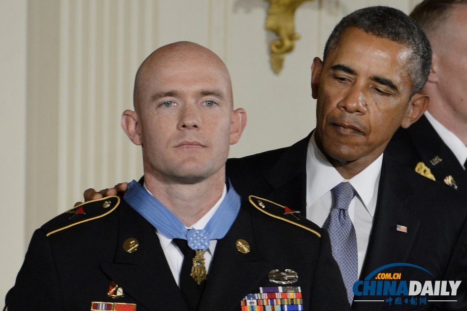 美国总统奥巴马为美军上士授予特殊勇敢奖章
