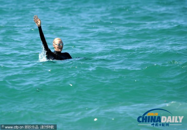 摩纳哥夏琳王妃亲自下海 美人鱼宣传水上安全意识（组图）