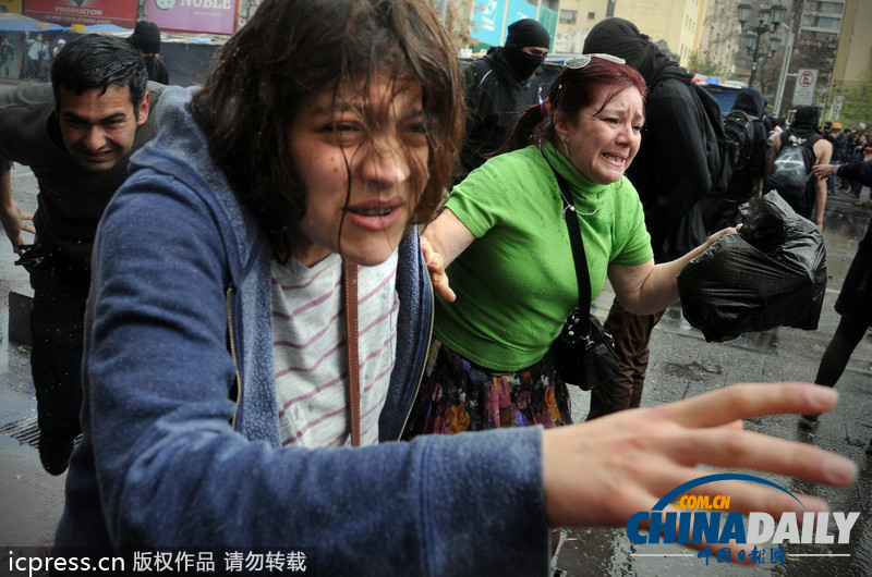 数千智利学生与警方发生激烈冲突 要求教育免费提高质量