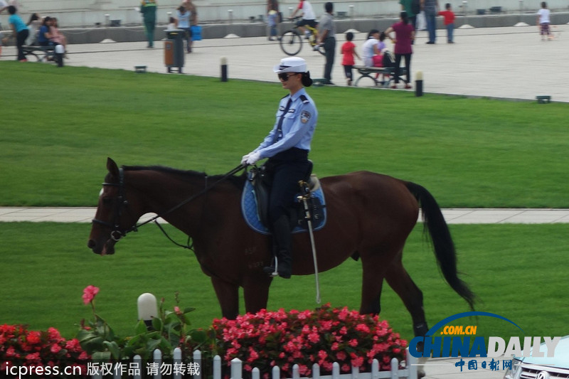 2013夏季达沃斯论坛：女骑警广场巡逻 飒爽英姿（组图）