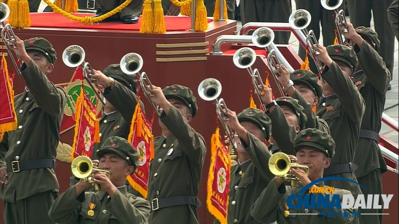 朝鲜举行建国65周年阅兵式 短裙女兵整齐划一