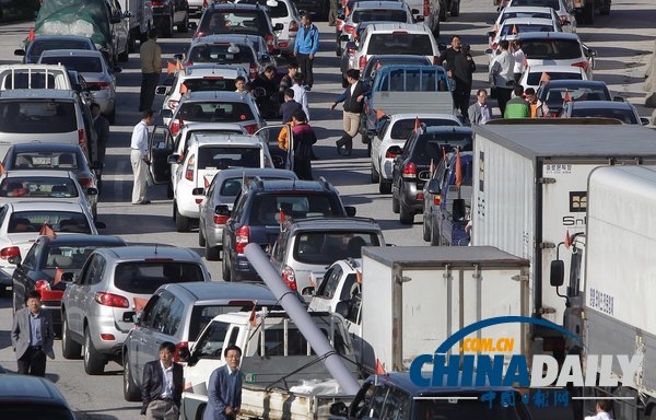 朝鲜开城工业园区重启 大批韩方人员和车辆涌入（组图）