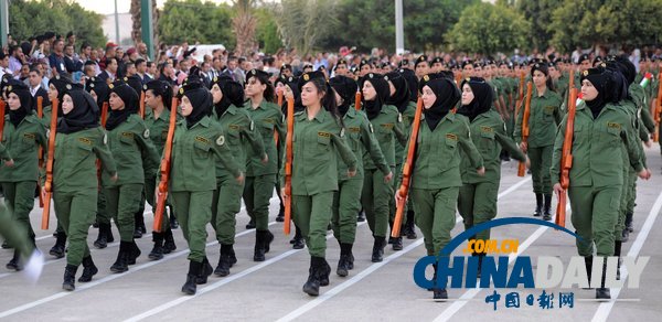 巴勒斯坦第一批女兵获学士学位 手握木枪接受检阅