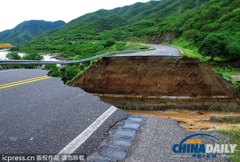 墨西哥飓风引山体滑坡致至少34死 公路被劈断