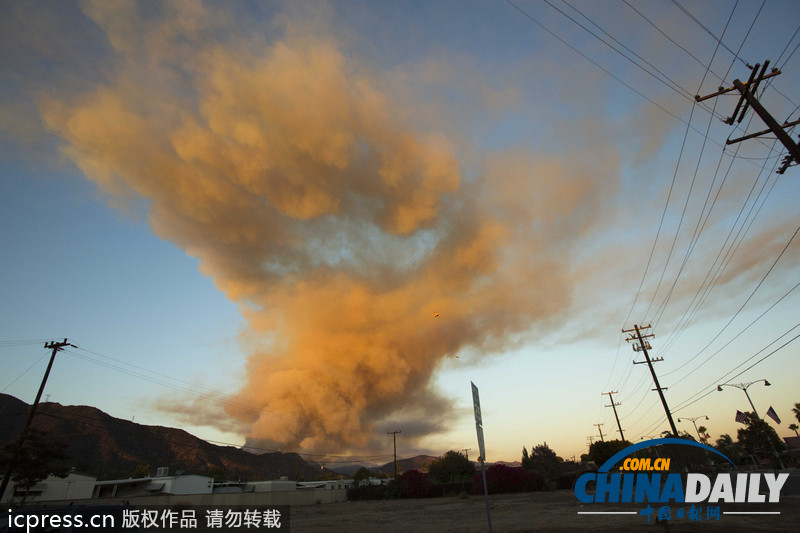 美洛杉矶发生山火 火势凶猛出动直升机救火（图）