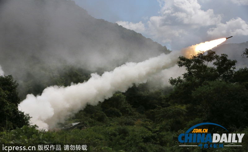 驻韩美军试射多管火箭 场面壮观（高清组图）