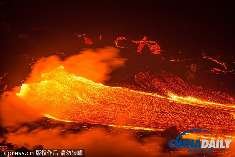 俄罗斯摄影师抓拍火山“由死变活”壮丽景观