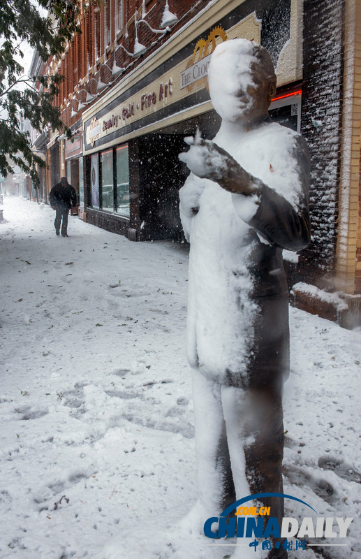 美中西部遭遇罕见暴风雪 积雪近尺林肯像被覆