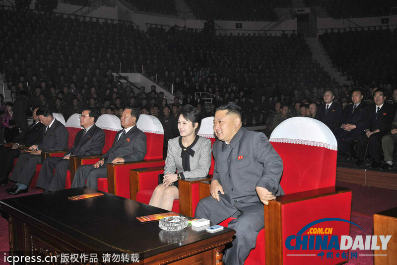 朝鲜劳动党成立68周年 金正恩携夫人看演出兴趣浓（图）
