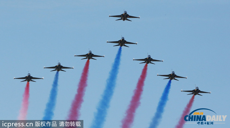 韩国举行航空博览会 黑鹰特技飞行队炫酷助阵（组图）