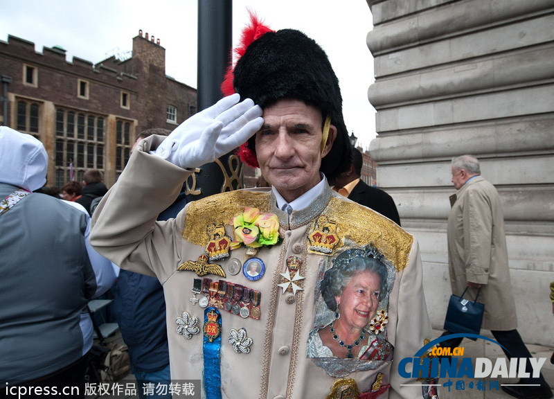 英乔治王子洗礼即将开始 民众聚于门前雀跃期盼