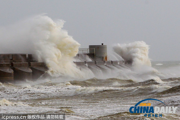 英国遭强劲风暴袭击 至少2人死亡百余架航班停运