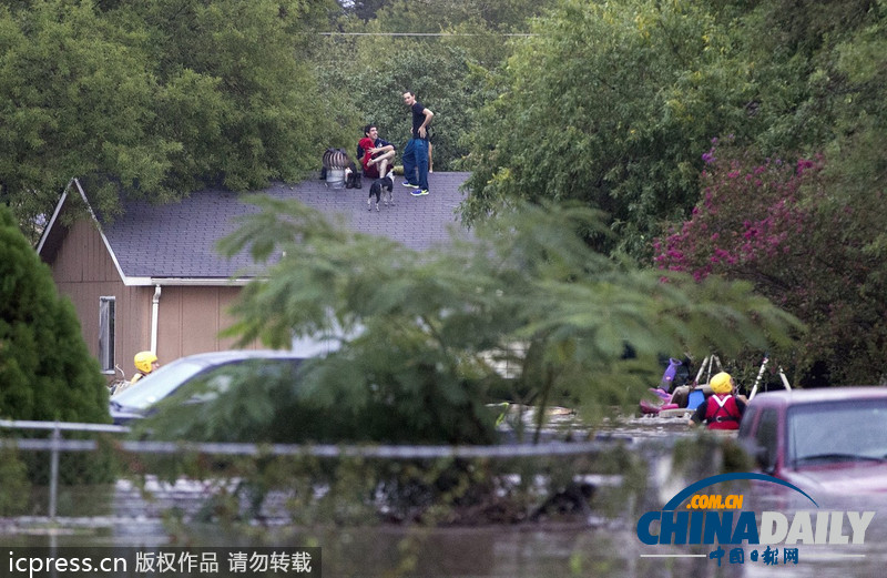 美得州暴雨引发洪水 居民躲在屋顶等候救援