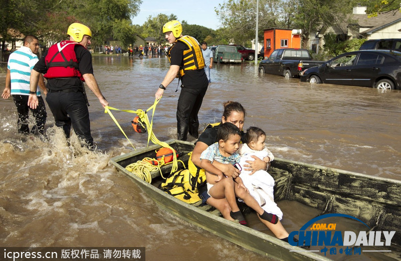 美得州暴雨引发洪水 居民躲在屋顶等候救援