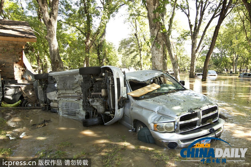 美得州暴雨引发洪水 居民躲在屋顶等候救援