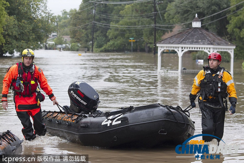 美得州暴雨引发洪水 居民躲在屋顶等候救援