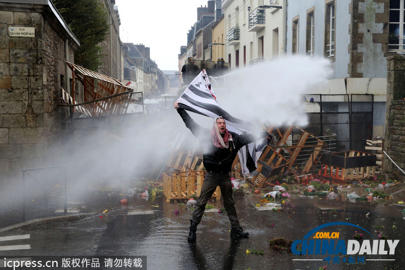 法国民众游行抗议失业和污染税 与警察发生冲突