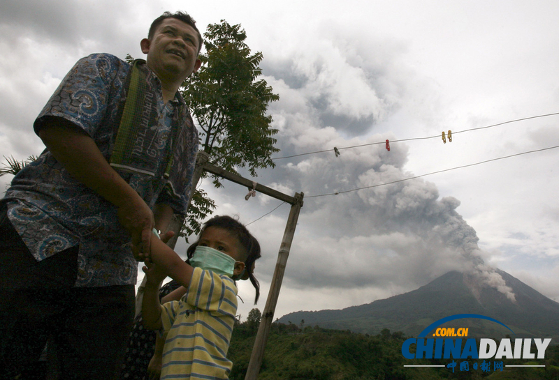 印尼锡纳朋火山再次喷发 附近居民紧急撤离