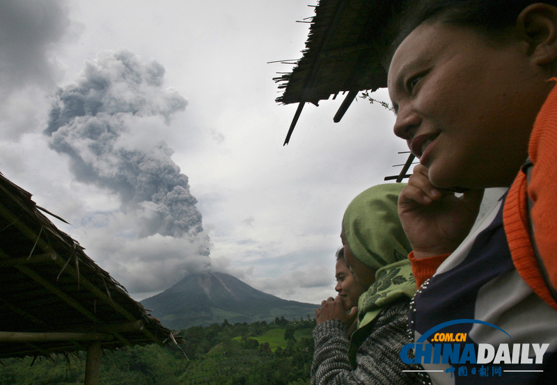 印尼锡纳朋火山再次喷发 附近居民紧急撤离