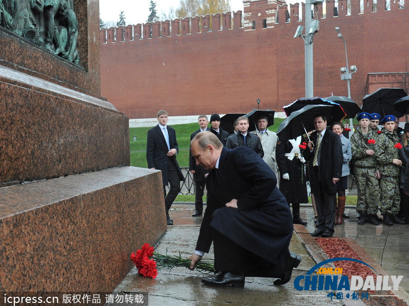 普京冒雨至红场献花 纪念俄罗斯民族统一日（组图）