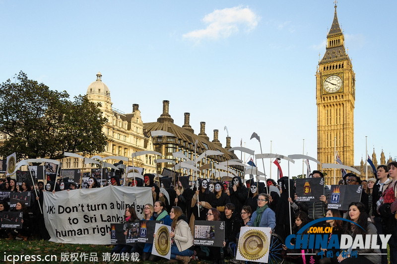 斯里兰卡民众扮死神“砍”英国与本国官员