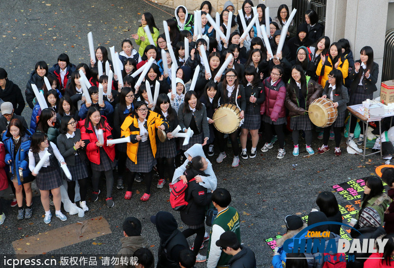 组图：韩国高考今日举行 学子跪地祈福警察骑摩托护送